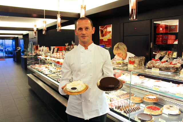 Vinzenz Bäuerle mit zwei der beliebten Tortenspezialitäten: Der Zitronenschaum- und der Schokomoussetorte (die isst er selbst am liebsten)
