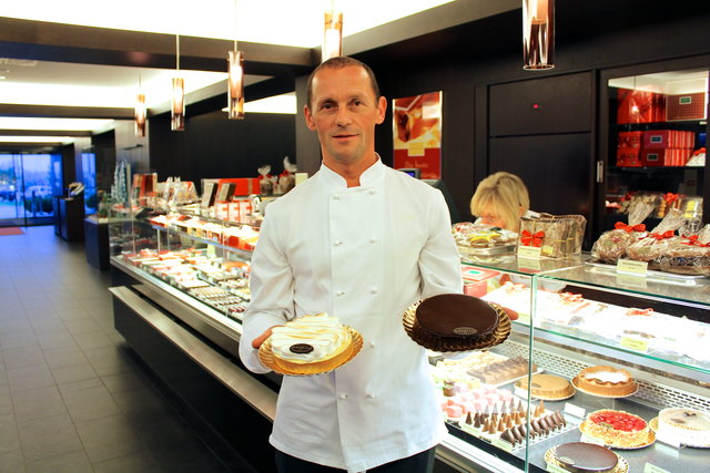 Vinzenz Bäuerle mit zwei der beliebten Tortenspezialitäten: Der Zitronenschaum- und der Schokomoussetorte (die isst er selbst am liebsten)