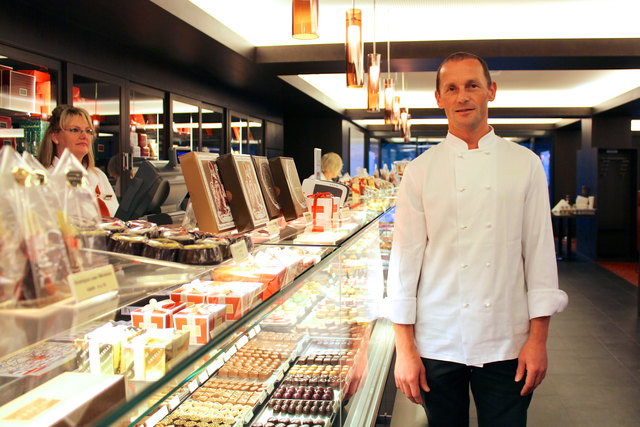 Handgemachtes Konfekt: Dass alles immer gleich köstlich und frisch ist, garantiert Chefpatissier Vinzenz Bäuerle