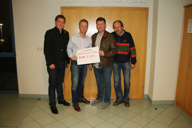 Bescherung: FC Suppan Obmann Michael Oblak, Kassier Josef Stürzer, Bgm. Mario Abl, Finanzstadtrat Peter Marschnig. | Foto: KK