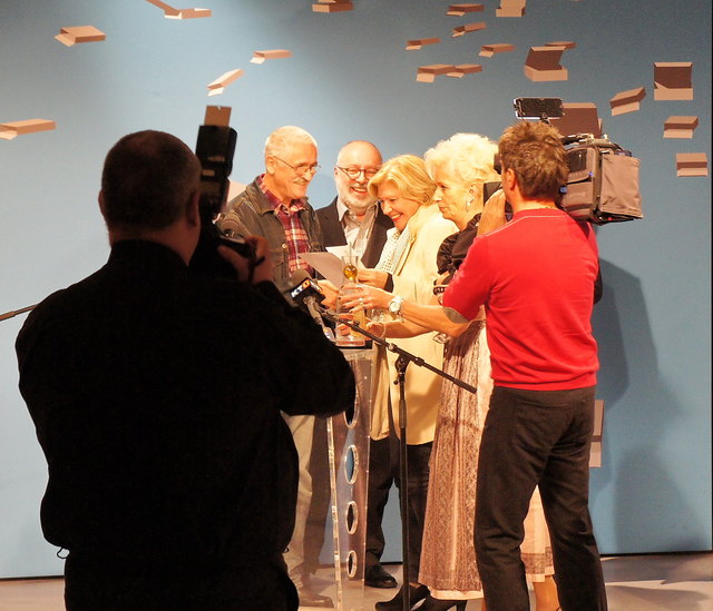 Siggi umringt von Prominenz und Kamerateam des ORF Kärntens.