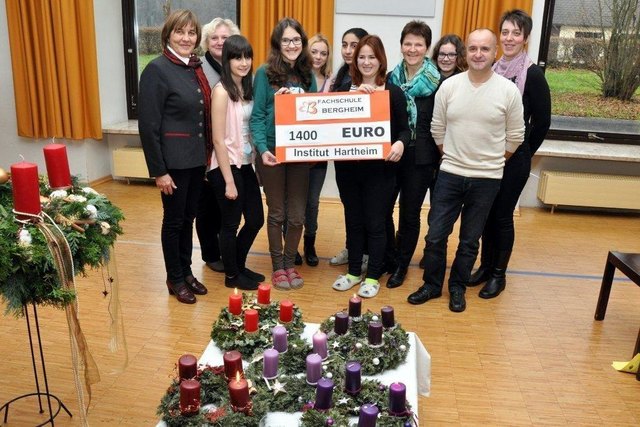 Die Schüler überreichten die selbst erarbeitete Spendean Vertreter des Institutes Hartheim. | Foto: Gertraud Groiß