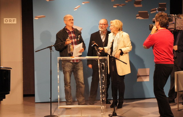 Dr. Luise Mathiaschitz ehrt den Preisträger