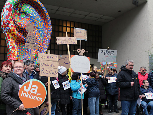 Proteste vor dem ORF forderten Menschen mit Behinderung und Lernschwierigkeiten barrierefreie Medien und klischeefreie Berichterstattung