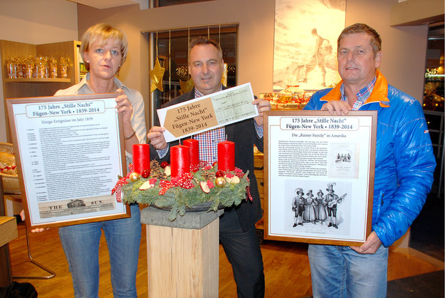 Hannelore Unterwurzacher (Die Brotbuben), Martin Reiter und Heimatverein-Obmann Andre Lindner mit den ersten beiden Infotafeln, die im Schaufenster der Bäckerei ausgestellt werden.