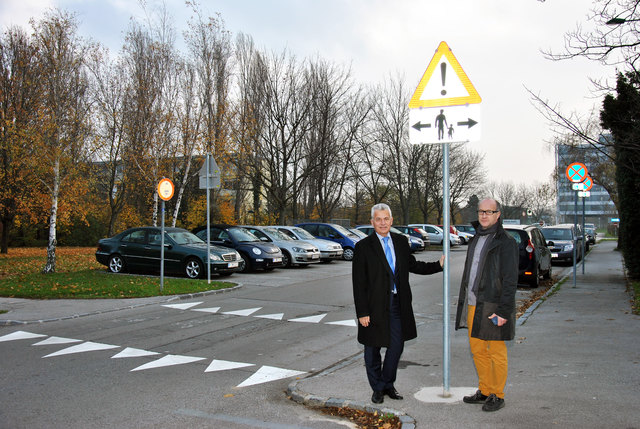 Bürgermeister Johann Zeiner und der Leiter der Abteilung Infrastruktur, Franz Grill, vor dem nun gekennzeichneten Übergang. | Foto: Weyss-Kucera