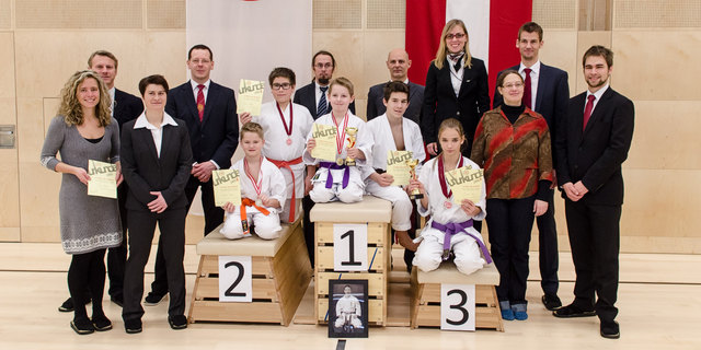 Die erfolgreichen Karate-Nachwuchskämpfer zeilen stolz ihre Urkunden und Medaillen. | Foto: Armin Paar