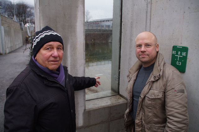 Nicht das erste Mal: Die Anrainer Josef Eder und Robert Stadler zeigen Schäden am Hochwasserschutz entlang der Alm.