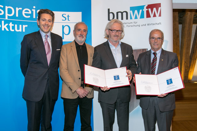 Staatsekretär Dr. Harald Mahrer, die beiden Architekten Franz Josef Maul und Maximilian Rudolf Luger und Schwimmschule-Obmann Vizebgm. a. D. Gerhard Bremm bei der Preisvergabe im Ministerium. (v. l.). | Foto: Matthias Silveri