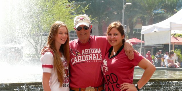 In Phoenix beim Footballspiel wurde ich an Gastgeber Guys Seite Fan der Arizona Cardinals ...