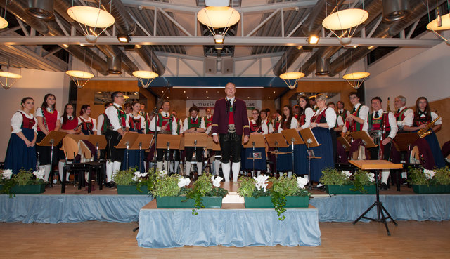 Der Musikverein Zirl unter Dirigent Albert Schwarzmann beim Cäcilienkonzert in der Blaike Völs