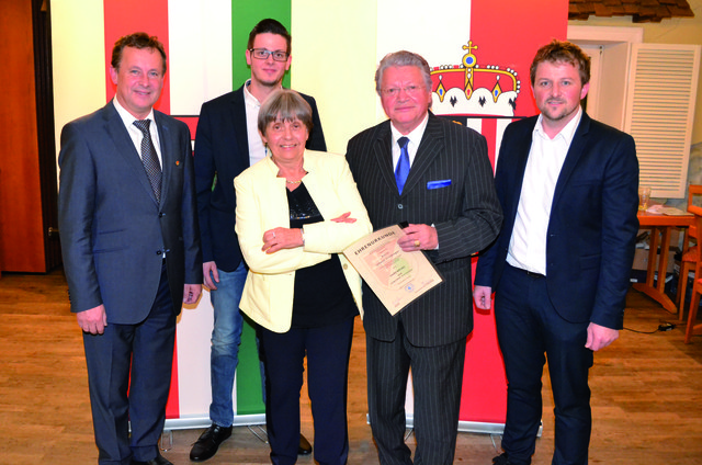 Hans Friedinger, mit Gattin Friederike und Enkelsohn Rafael, wurden von Bürgermeister Ernst Lehner und Gemeindevorstand Josephus Reisinger ausgezeichnet. | Foto: Privat