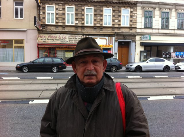 Anrainer Dragan Z. ist empört, dass das an sich schöne Haus Nummer 25 in der Alserbachstraße zusehends verfällt. | Foto: Bajer