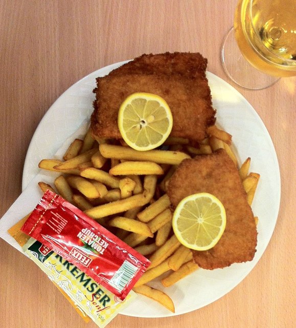 Schnitzel oder Gordon Bleu mit Pommes