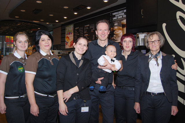 Die Crew: Ina Thaler (Kassa), Rasida Masic (Crew Lobby), Isabell und Karl Jurak mit Jakob, Alexandra Aichholzer (Guest-Manager) und Mutter des Chefs Gertrud Mayer