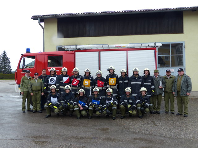 Die stolzen Teilnehmer mit Bewerterteam, sowie Bezirks- und Abschnittsfeuerwehrkommandant