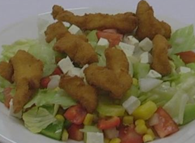 Schnitzel, Würstel, Pommes Frites, Putenstreifensalat, Palatschinken, Saft, Kaffee, Wein, Bier im Restaurant