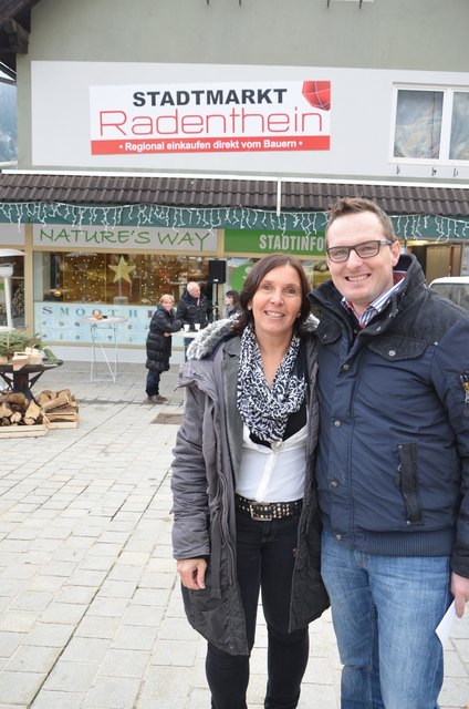 Geschafft: Ines Kühn und Michael Maier vor dem neuen Stadtmarkt