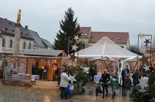 Das schöne Advenddorf mit den Lichterzelt am Hauptplatz in Gleisdorf.