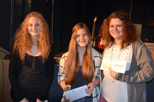 v.l. :Madeleine Schmiderer (3.), Helene Ziegler (2.) und die Siegerin des „Slams im Tal“, Anna-Lena Obermoser.           Foto: Robert Kalss