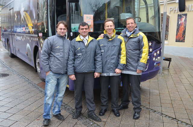 Die vier Mitarbeiter der ÖBB die Sterne für eine Spende auf den Bus klebten.