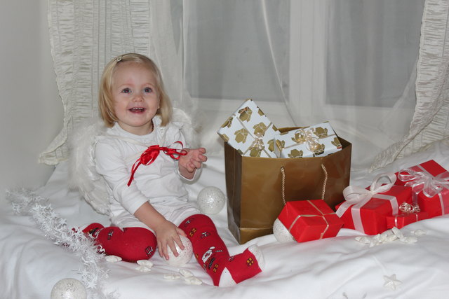 Unser Engerl Malena wünscht allen frohe Weihnachten!