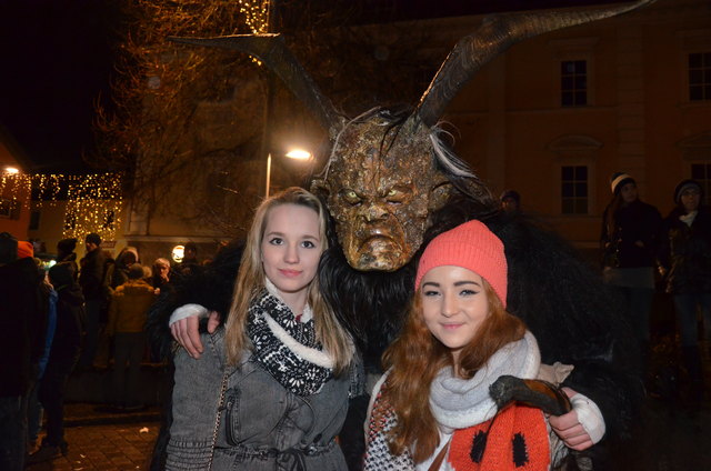 Auf Tuchfühlung gingen Anja und Lisa mit Krampus Fabio