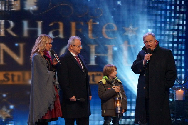 Harald Krassnitzer Interviewt Titian, der das Friedenslicht in Österreich verteilen wird.
