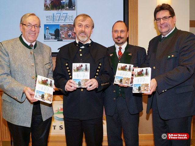 Bgm. Ernst Meixner, Prof. Ernst Lasnik, Verleger Wolfgang Stocker und BH Hannes Peißl (Foto: Markus Therisch)