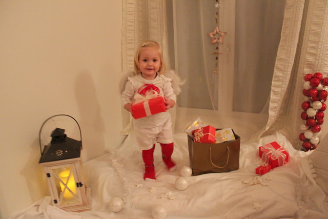 Unser Engerl Malena wünscht allen frohe Weihnachten!