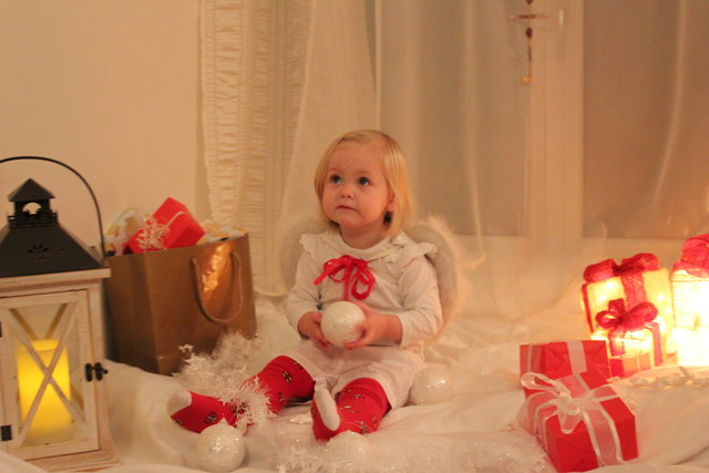 Unser Engerl Malena wünscht allen frohe Weihnachten!