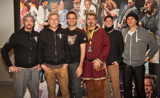 Veranstalter René Voak und Programmchef Georg Ragyoczy (3.u.4.v.l.)
mit Konzert-Headliner “In Extremo” | Foto: Gerald Naber