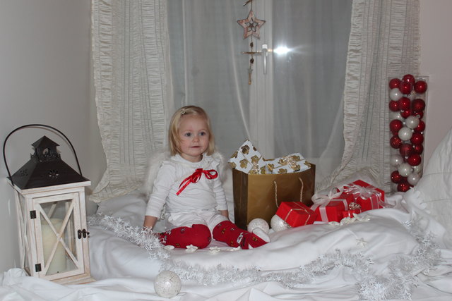 Unser Engerl Malena wünscht allen frohe Weihnachten!