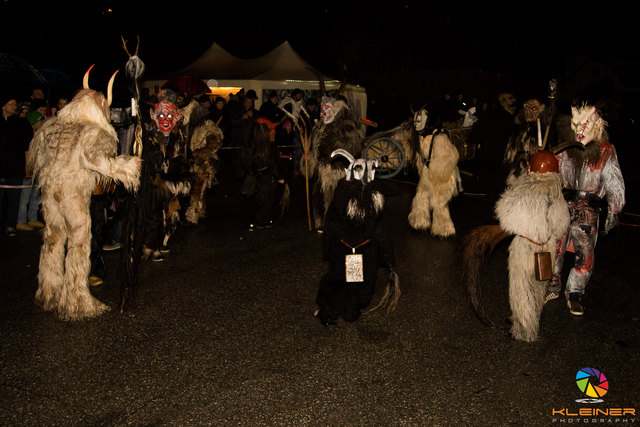 Donnerskirchen: Großes Besucherinteresse trotz Regens an der  Brauchtumsgruppe "Donnas Kirchna Percht". Anschließend verteilte der Nikolaus seine Gaben an die Kinder. | Foto: Gernot KLEINER Photography, 7082 Donnerskirchen