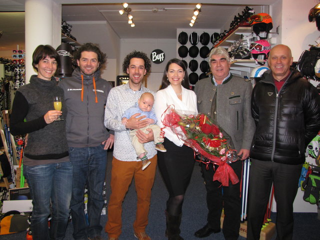 Glückwunsch für Stefan, Máirèad und Söhnchen Joseph: Eva und Norbert Höll, TVB, Bgm. Grasl, Raiba-GF Wintersteller.