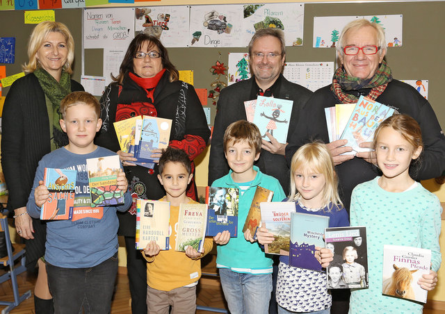 Bei der Übergabe: Volksschule-Harland Direktorin Susanne Unfried-Schmied, NR Anton Heinzl, GR Andreas Fiala, gf. Obfrau Gabriele Vavra mit Peter, Marco, Bilal, Julia und Lena | Foto: privat