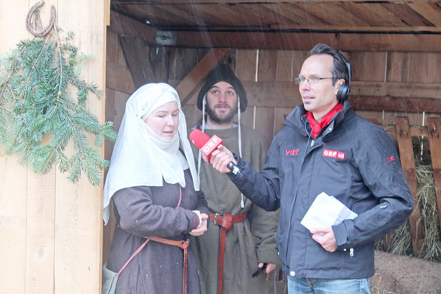 Günther Madlberger von Radio Oberösterreich im Interview mit den Darstellern von Civium Anasi.