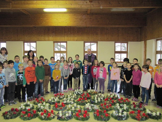 Stolz präsentierten die Schulkinder ihre grünen, roten und weißen Werke. | Foto: Volksschule Heiligenkreuz
