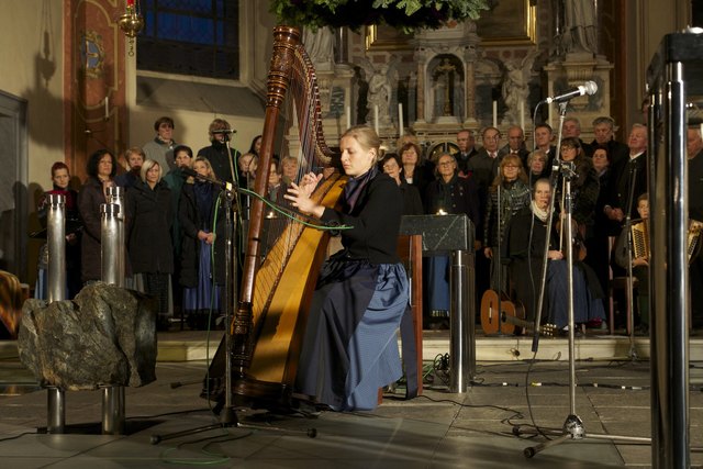 Regina Lind beeindruckte mit sehr stimmigen Harfenstücken.