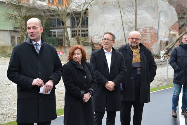 Die WE-Geschäftsführer Stephan Krimbacher und Anna-Maria Zátura, Bürgermeister Martin Krumschnabel sowie Stadtpfarrer Thomas Bergner (v. l.).