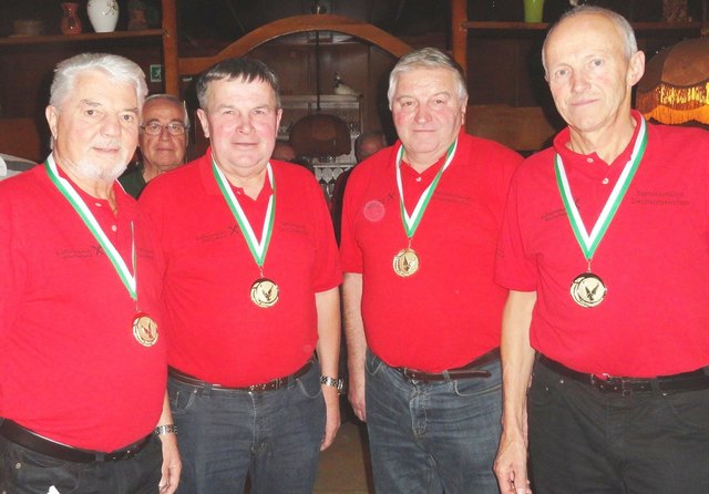 Oskar Gölles, Franz Pausackerl,
Lorenz Pausackl und Johann Gremsl holten den Sieg nach Dechantskirchen (v.l.). | Foto: kk