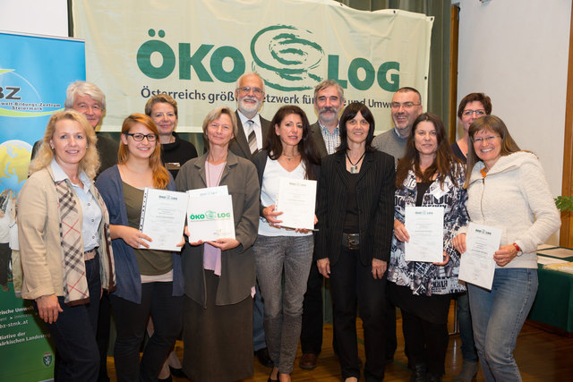 Dr. Uwe Kozina (2.R.links) überreichte die ÖKOLOG-Auszeichnung an steirische Schulen. | Foto: KK