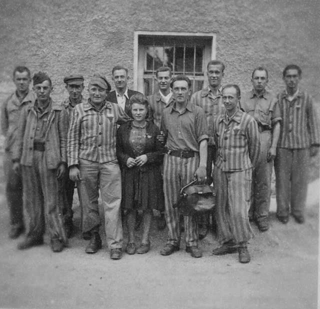 Auf der Rückseite des Bilde steht in polnisch: "Eine Gruppe von Dachauern auf der Rückreise vom Kommando Hallein, 22.5.1945".  Es zeigt eine Gruppe von überlebenden Häftlingen. Da Hallein ein Männerarbeitskommando war, gehörte die mit abgebildete Frau nicht zu den Häftlingen. Vielleicht erkennt sie ja jemand? | Foto: KZ Gedenkstätte Dachau