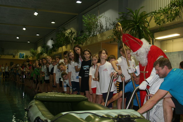 Nikolaus besteigt sein Boot unter den Blicken hunderter Kinderaugen