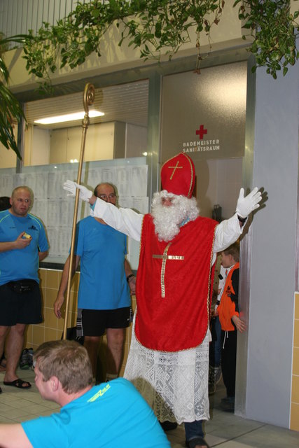 Der Nikolaus tritt unter großem Applaus ein