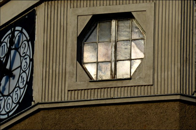 Habe meinen Augen nicht getraut und es deshalb fotografisch festgehalten: durch den Sonneneinfall und den sich spiegelnden Himmel sah das Turmfensterchen der Haeckelschule in Simmering aus, als wär's aus Perlmutt!
