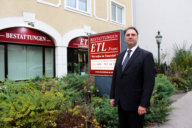 Franz Etl vor seinem 2013 eröffneten Bestattungsinstitut in der Gersthofer Straße 89