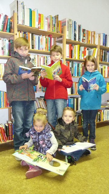 Lukas, Elias und Vanessa (stehend), Lara und Stefan (sitzend) finden in der Bücherecke immer etwas Interessantes | Foto: KK