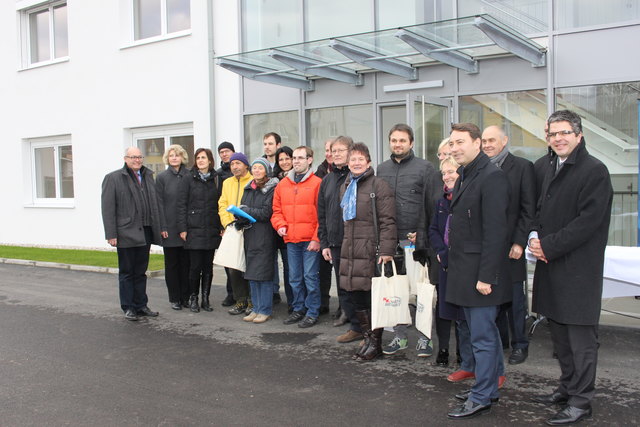 Die Ehrengäste mit den Wohnungseigentümern nach der Erhalt der Schlüssel.