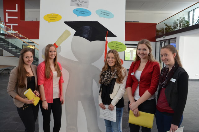 Charmante HBLW-Schülerinnen zeigten ihren potenziellen Nachfolgerinnen, was sie nach 5 Jahren HBLW können sollten.     Foto: Robert Kalss